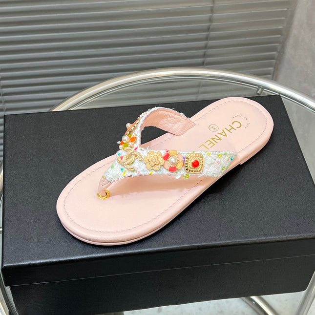 THONG SLIPPERS IN LIGHT PINK SOFT LEATHER WITH LOGO STICKER DETAIL