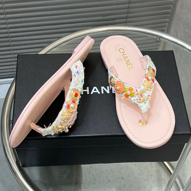 THONG SLIPPERS IN LIGHT PINK SOFT LEATHER WITH LOGO STICKER DETAIL