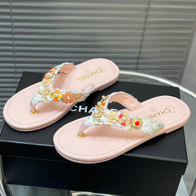 THONG SLIPPERS IN LIGHT PINK SOFT LEATHER WITH LOGO STICKER DETAIL