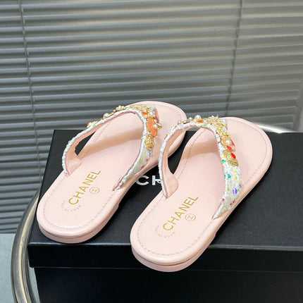 THONG SLIPPERS IN LIGHT PINK SOFT LEATHER WITH LOGO STICKER DETAIL