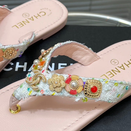 THONG SLIPPERS IN LIGHT PINK SOFT LEATHER WITH LOGO STICKER DETAIL