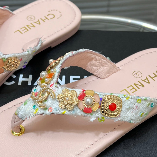 THONG SLIPPERS IN LIGHT PINK SOFT LEATHER WITH LOGO STICKER DETAIL