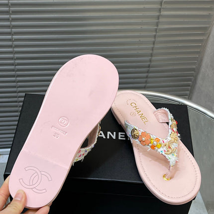 THONG SLIPPERS IN LIGHT PINK SOFT LEATHER WITH LOGO STICKER DETAIL