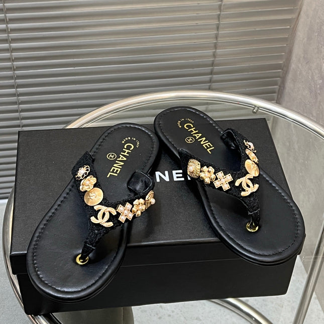 THONG SLIPPERS IN BLACK SOFT LEATHER WITH LOGO STICKER DETAIL