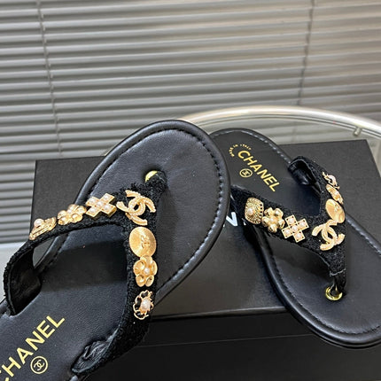 THONG SLIPPERS IN BLACK SOFT LEATHER WITH LOGO STICKER DETAIL