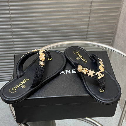THONG SLIPPERS IN BLACK SOFT LEATHER WITH LOGO STICKER DETAIL