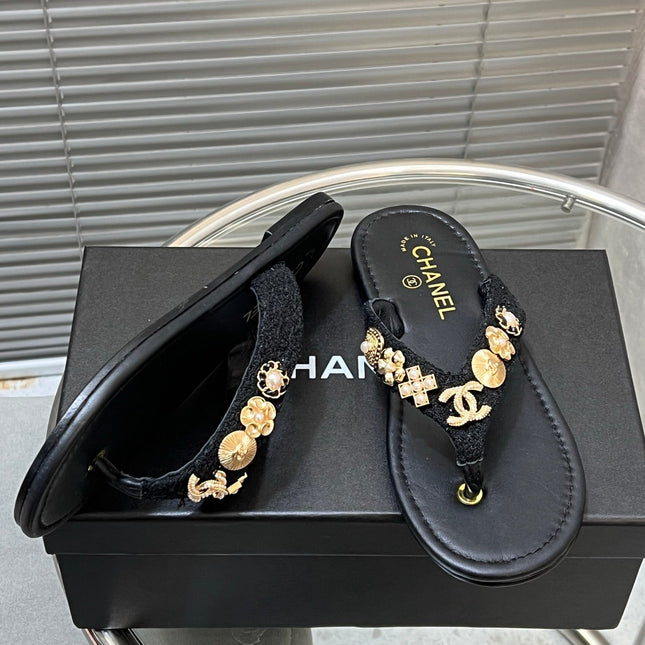 THONG SLIPPERS IN BLACK SOFT LEATHER WITH LOGO STICKER DETAIL