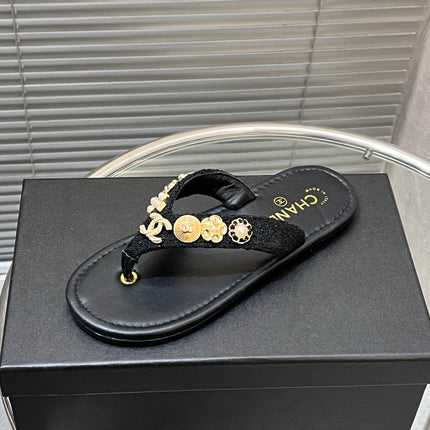 THONG SLIPPERS IN BLACK SOFT LEATHER WITH LOGO STICKER DETAIL