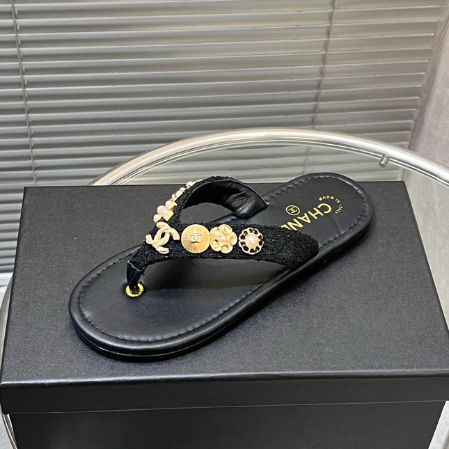 THONG SLIPPERS IN BLACK SOFT LEATHER WITH LOGO STICKER DETAIL