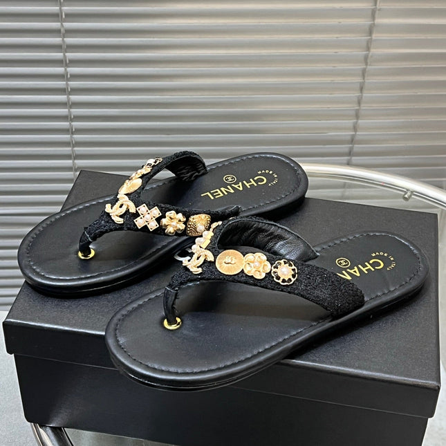 THONG SLIPPERS IN BLACK SOFT LEATHER WITH LOGO STICKER DETAIL