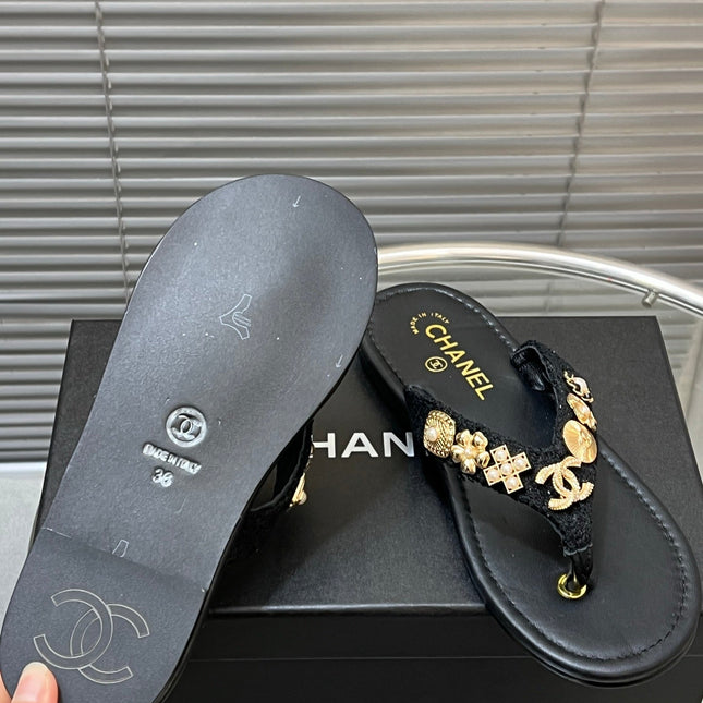THONG SLIPPERS IN BLACK SOFT LEATHER WITH LOGO STICKER DETAIL