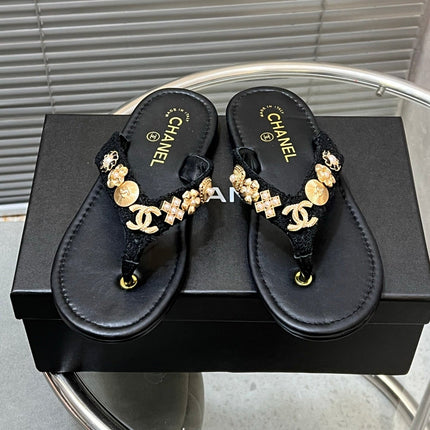 THONG SLIPPERS IN BLACK SOFT LEATHER WITH LOGO STICKER DETAIL
