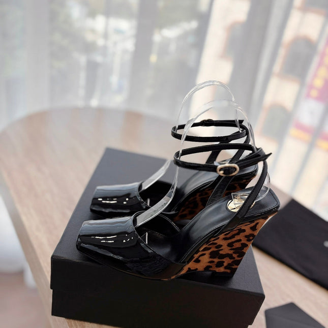 LA SCANDALE HIGH 10 CM WEDGE SANDALS IN BLACK PATENT LEATHER