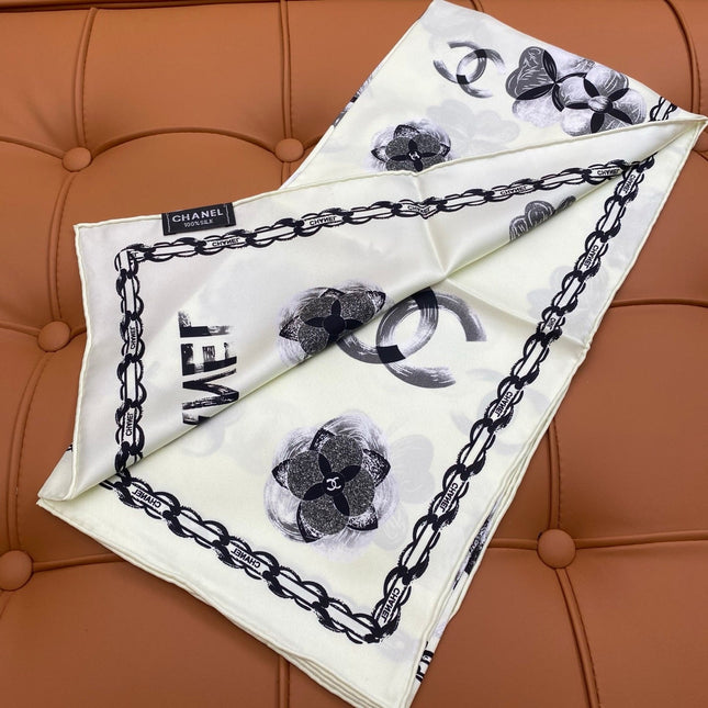 CHANEL 25S SCARF 90 IN SILK 703654