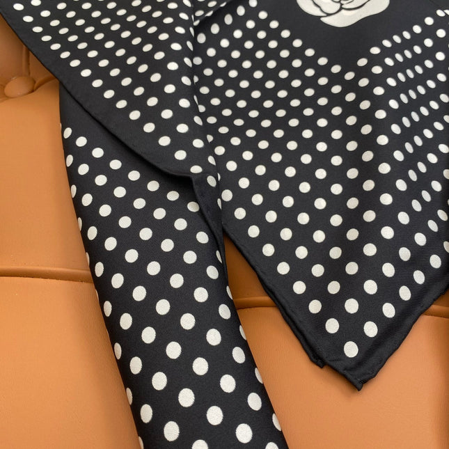 CHANEL 25S SCARF 90 IN SILK 703690