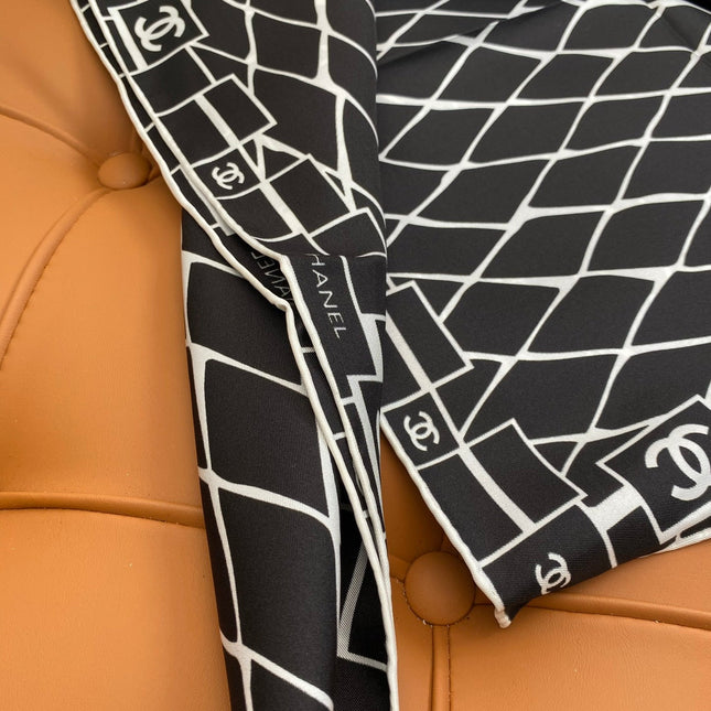 CHANEL 25S SCARF 90 IN SILK 703695