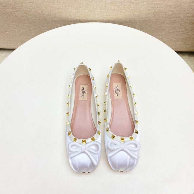 ROCKSTUD PATENT LEATHER BALLERINA IN WHITE SILK