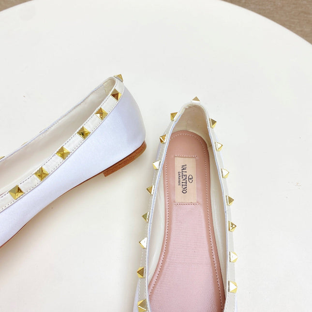 ROCKSTUD PATENT LEATHER BALLERINA IN WHITE SILK