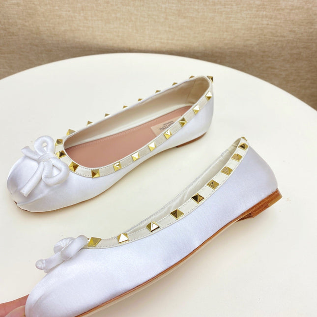 ROCKSTUD PATENT LEATHER BALLERINA IN WHITE SILK