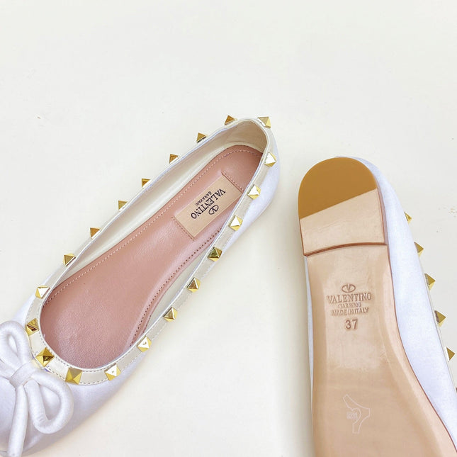 ROCKSTUD PATENT LEATHER BALLERINA IN WHITE SILK