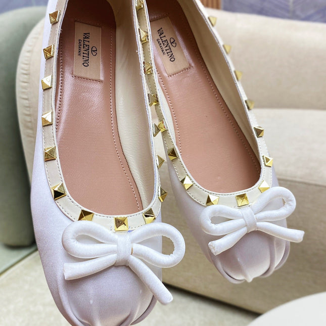 ROCKSTUD PATENT LEATHER BALLERINA IN WHITE SILK