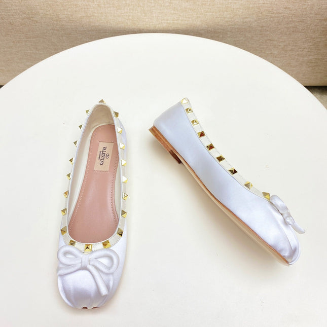 ROCKSTUD PATENT LEATHER BALLERINA IN WHITE SILK