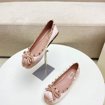 ROCKSTUD PATENT LEATHER BALLERINA IN LIGHT PINK SILK