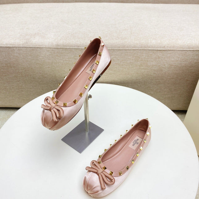 ROCKSTUD PATENT LEATHER BALLERINA IN LIGHT PINK SILK