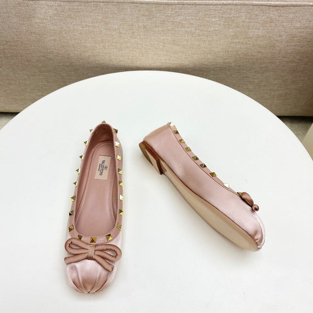 ROCKSTUD PATENT LEATHER BALLERINA IN LIGHT PINK SILK