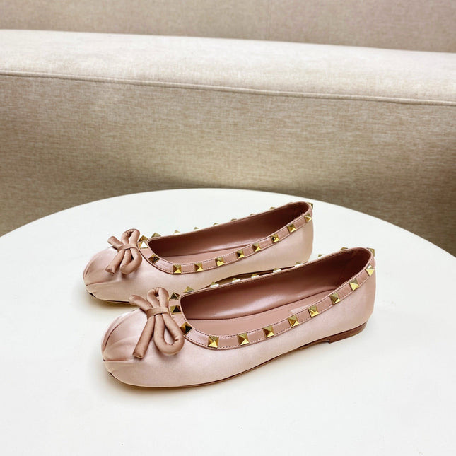 ROCKSTUD PATENT LEATHER BALLERINA IN LIGHT PINK SILK