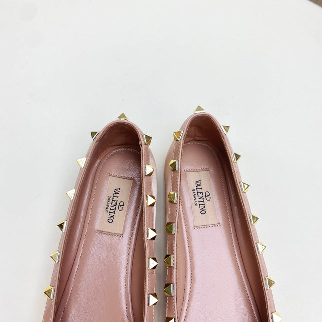 ROCKSTUD PATENT LEATHER BALLERINA IN LIGHT PINK SILK