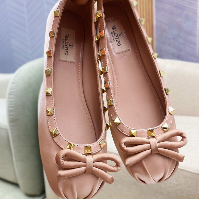 ROCKSTUD PATENT LEATHER BALLERINA IN LIGHT PINK SILK
