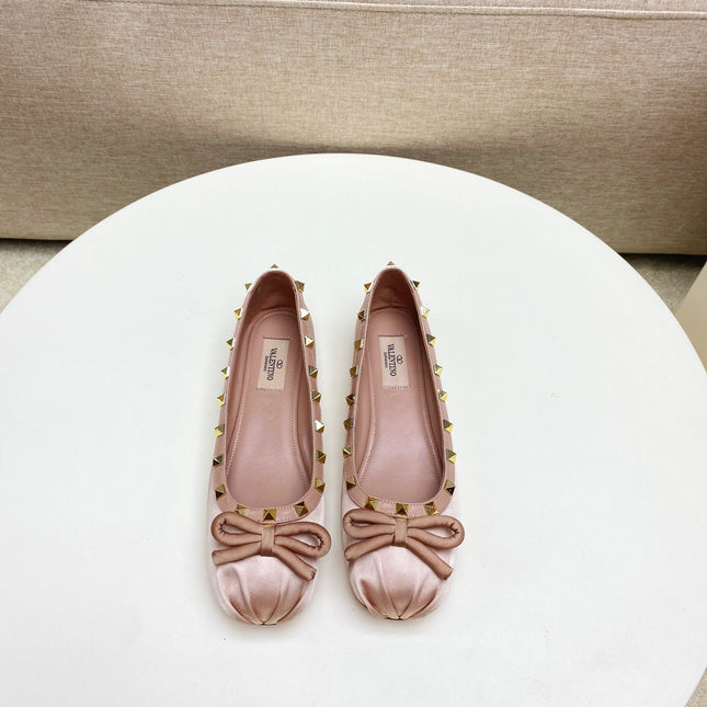 ROCKSTUD PATENT LEATHER BALLERINA IN LIGHT PINK SILK