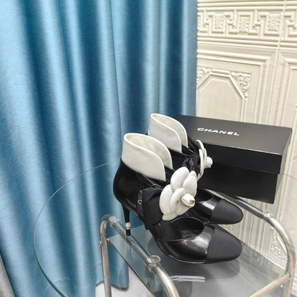 HIGH HEELS IN BLACK SHEEPSKIN WITH WHITE FLOWER