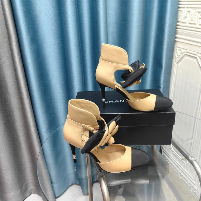 HIGH HEELS IN DARK CREAM MIX BLACK SHEEPSKIN WITH FLOWER