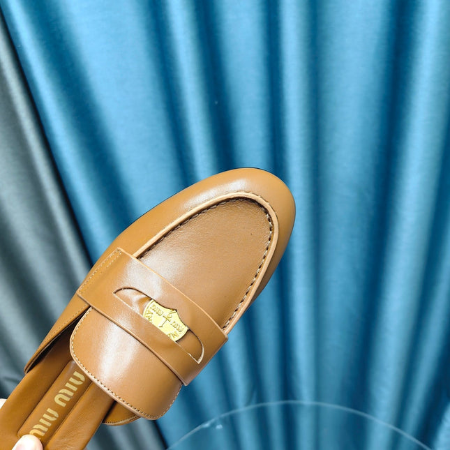 MULES SLIPPERS CARAMEL COWHIDE WITH GOLD COIN