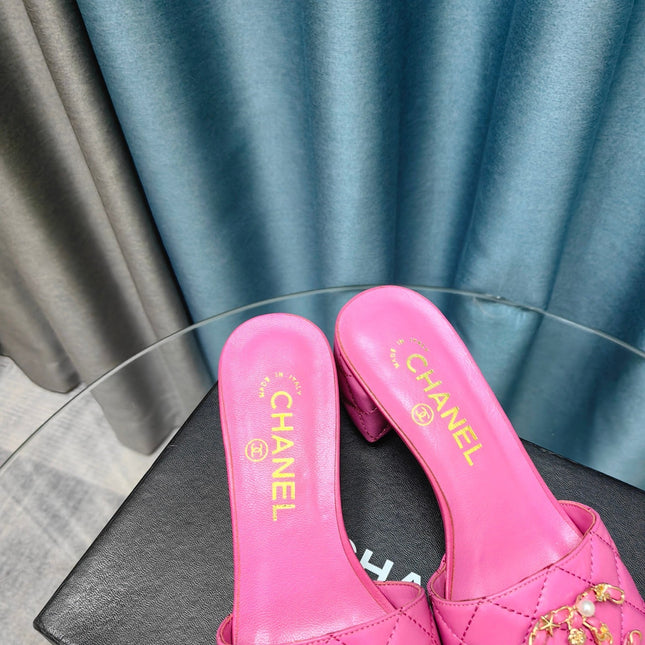 MULE SLIDE SANDAL IN BRIGHT PINK LAMBSKIN