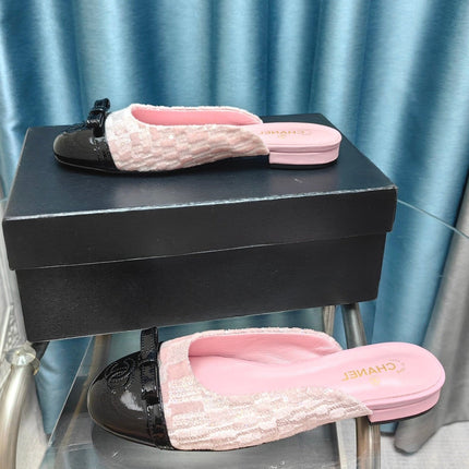 MULE IN LIGHT PINK SATIN AND BLACK LAMBSKIN