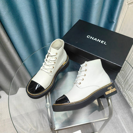 SHORT BOOTS IN WHITE MIX GLOSSY BLACK SHEEPSKIN