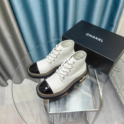 SHORT BOOTS IN WHITE MIX GLOSSY BLACK SHEEPSKIN