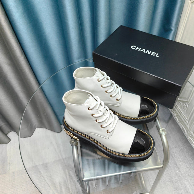 SHORT BOOTS IN WHITE MIX GLOSSY BLACK SHEEPSKIN