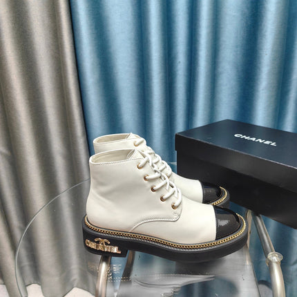 SHORT BOOTS IN WHITE MIX GLOSSY BLACK SHEEPSKIN