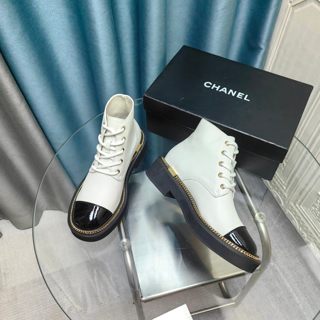 SHORT BOOTS IN WHITE MIX GLOSSY BLACK SHEEPSKIN