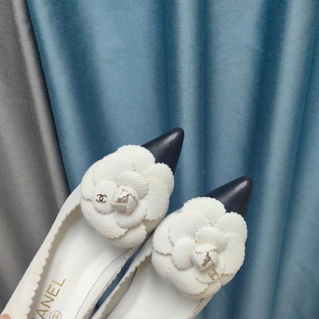 CC HIGH HEELS 80 MM IN WHITE SUEDE AND BLACK CALFSKIN WITH FLOWER