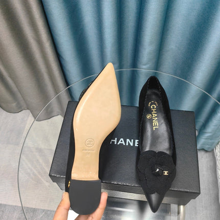 CC MEDIUM HEELS IN BLACK SUEDE AND CALFSKIN WITH FLOWER