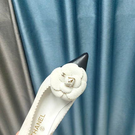 CC MEDIUM HEELS IN WHITE SUEDE AND BLACK CALFSKIN WITH FLOWER