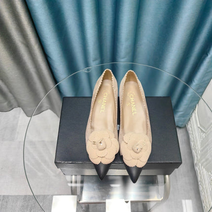 CC MEDIUM HEELS IN TAN BEIGE SUEDE AND BLACK CALFSKIN WITH FLOWER