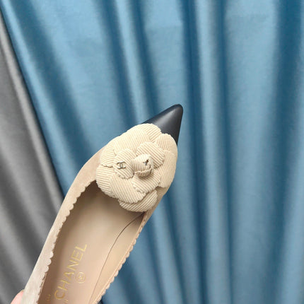 CC MEDIUM HEELS IN TAN BEIGE SUEDE AND BLACK CALFSKIN WITH FLOWER