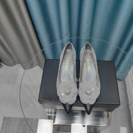 CC MEDIUM HEELS IN SPANISH GRAY SUEDE AND BLACK CALFSKIN WITH FLOWER