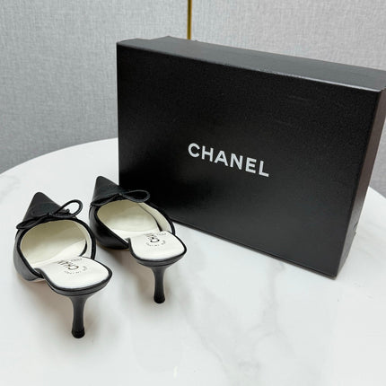 CC HEEL MULES 25S IN BLACK LAMBSKIN WITH BOW